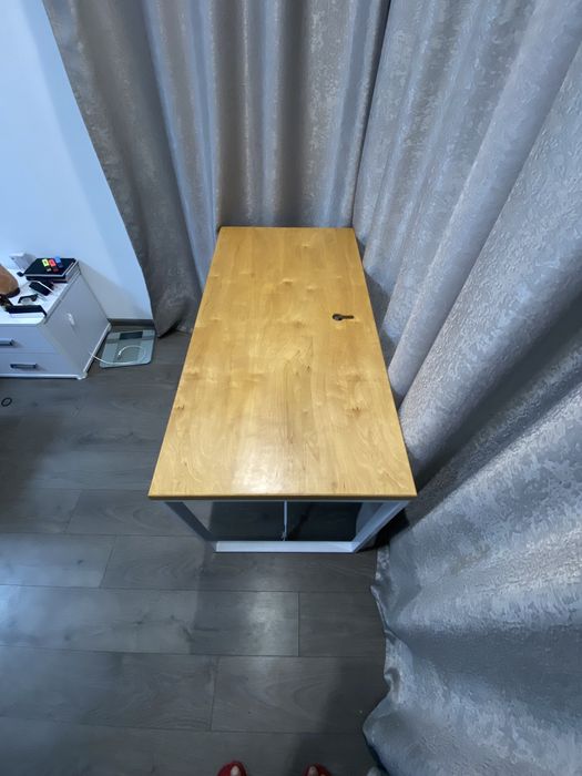Офисный стол(хорошего качества)