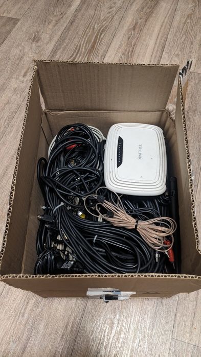 Набір шнурів, проводів, блоків живлення