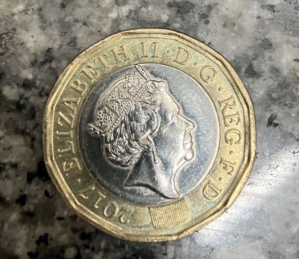 Moeda de onde Pound 2017 rara. 
Elizabeth II  D.G. REG F.D