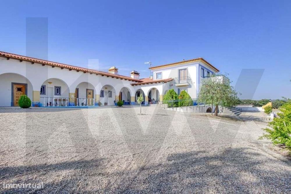 Casa de turismo rural com charme único.