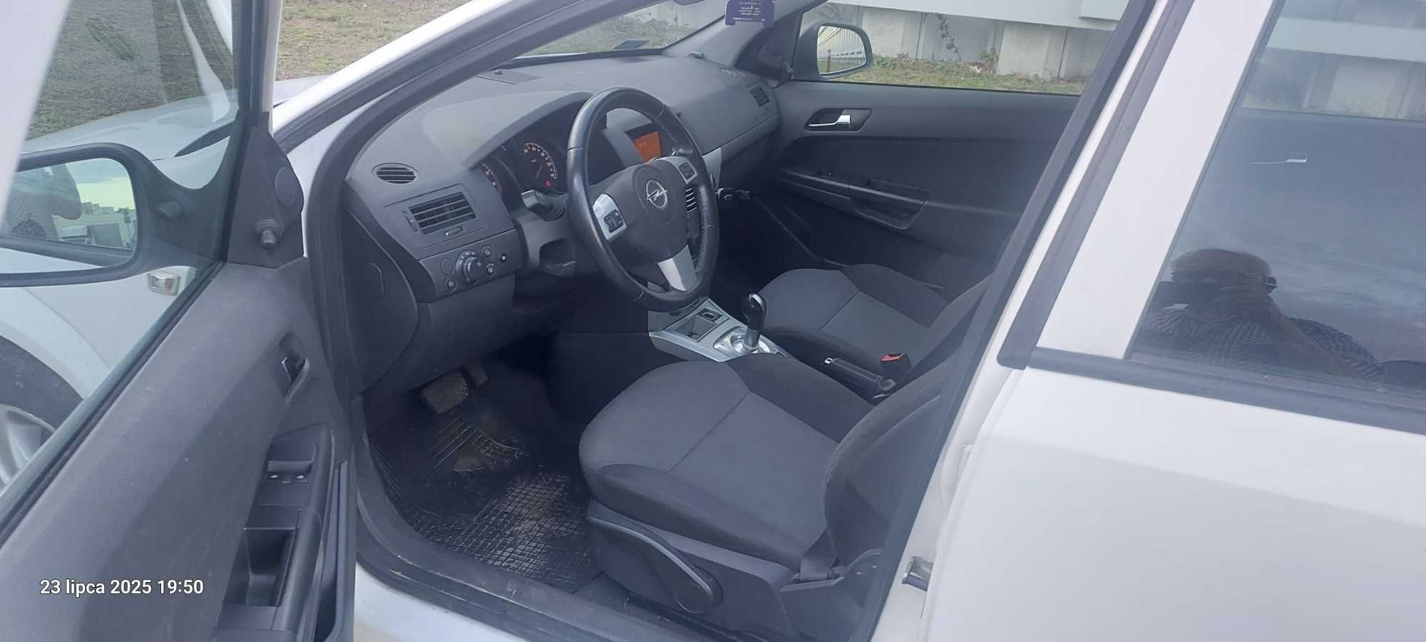 OPEL ASTRA 2012 Rok 1,6 Benzyna, mały przebieg