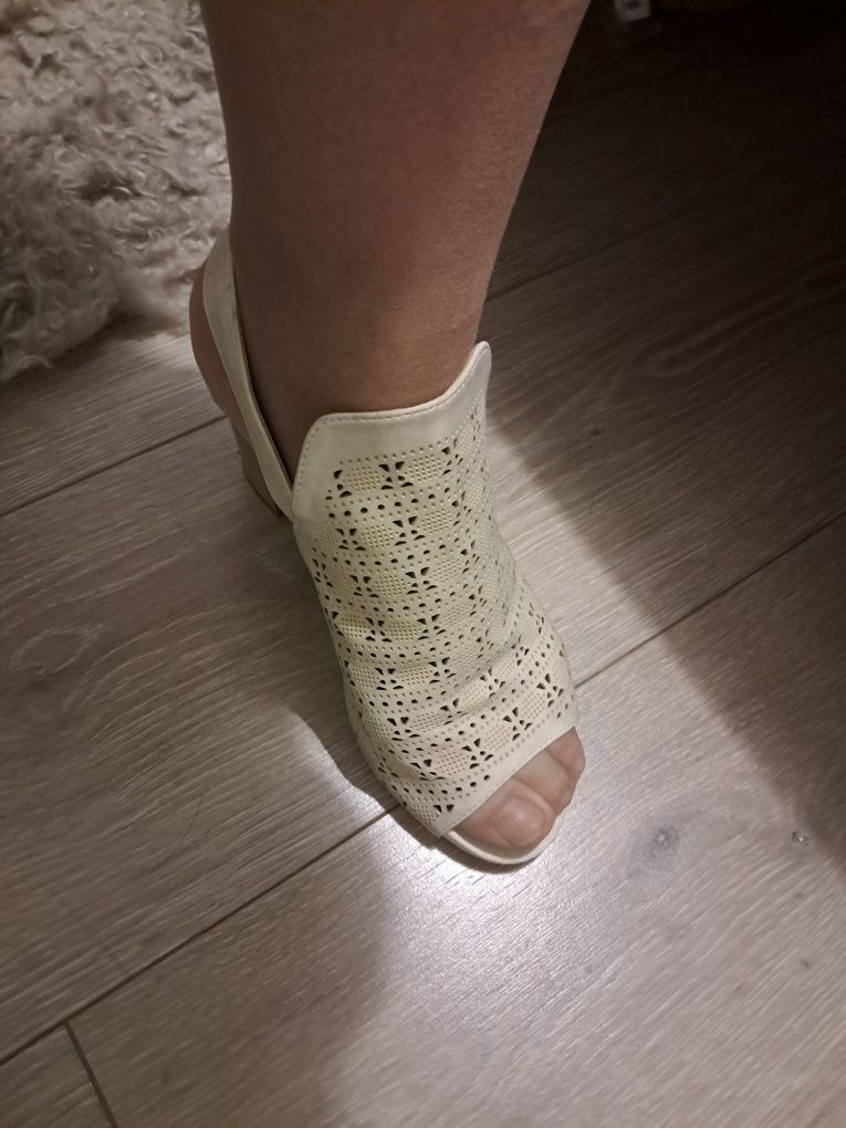 Buty letnie jasny beż
