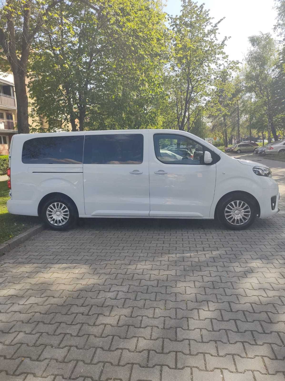 Wynajem busa 9 - osobowego