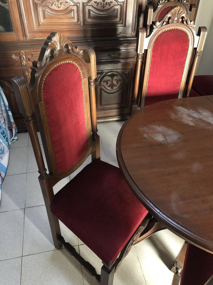 Mesa e cadeiras de sala de jantar em madeira maciça