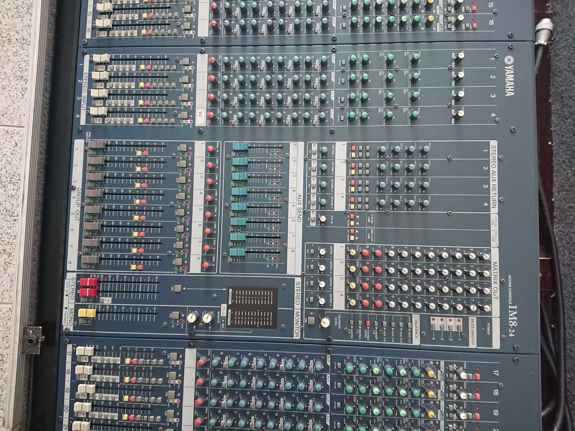 Mesa de som yamaha im8 24 + case