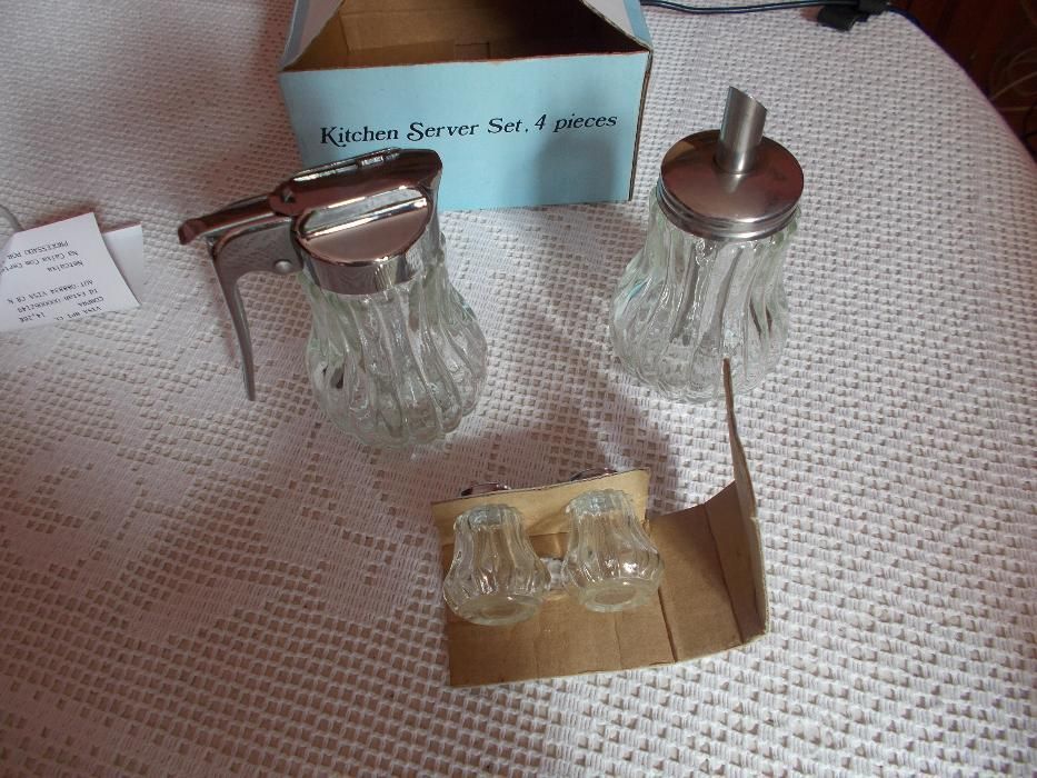 Jarro para mel,açucareiro,saleiro e pimenteiro