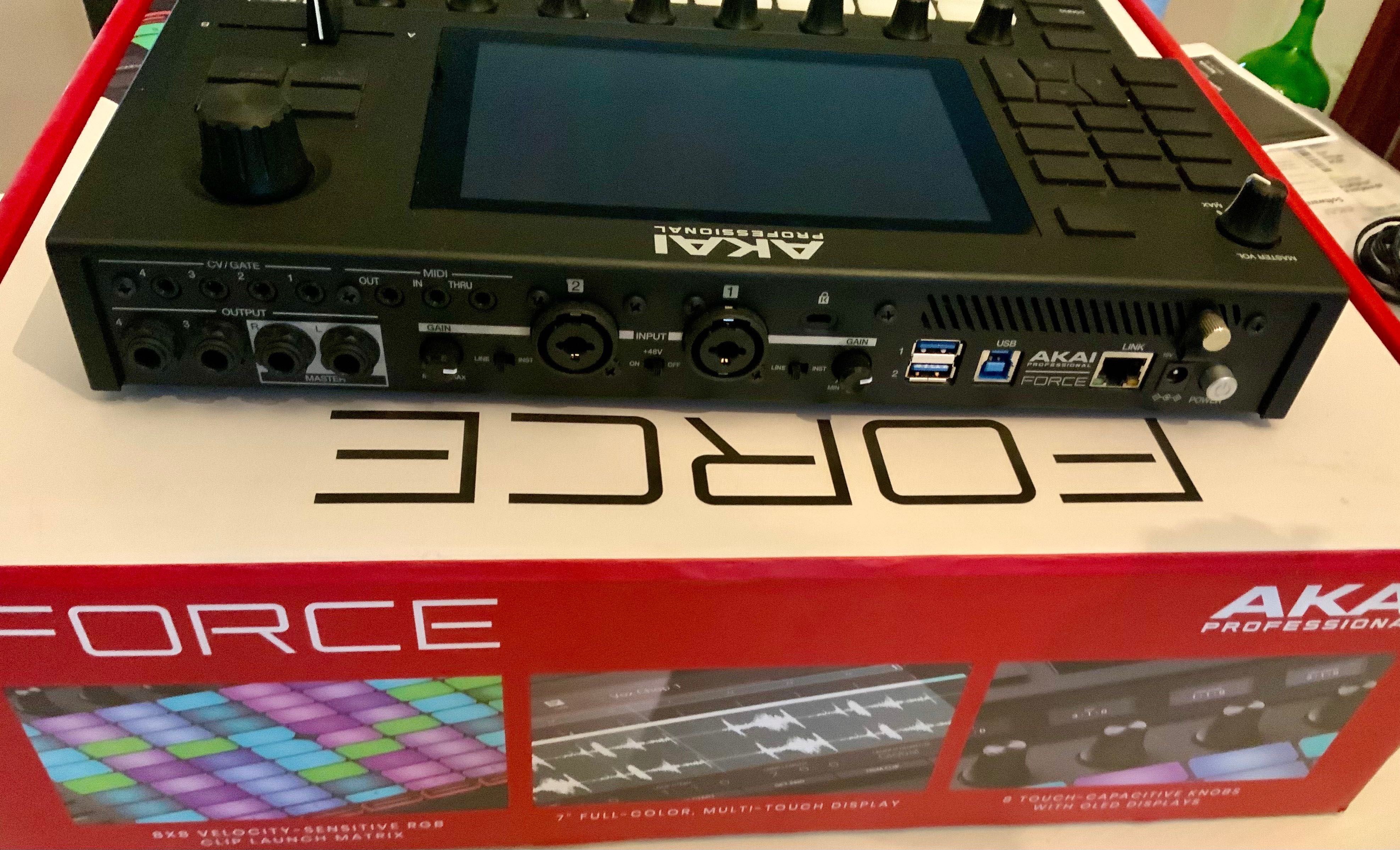 Estúdio de música como novo, Mesa, EQ, Efeitos, Sint-Sampler, Speakers