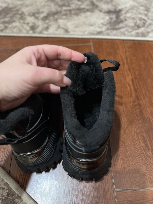 Жіночі теплі кросівки