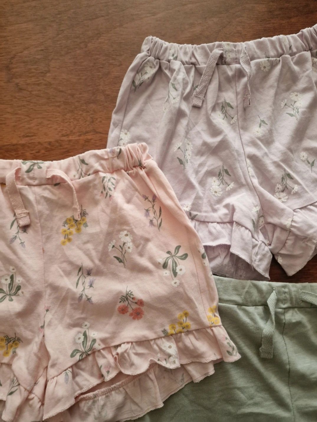 H&M krótkie spodenki szorty z falbankami 3-pak kwiaty 98 nowe