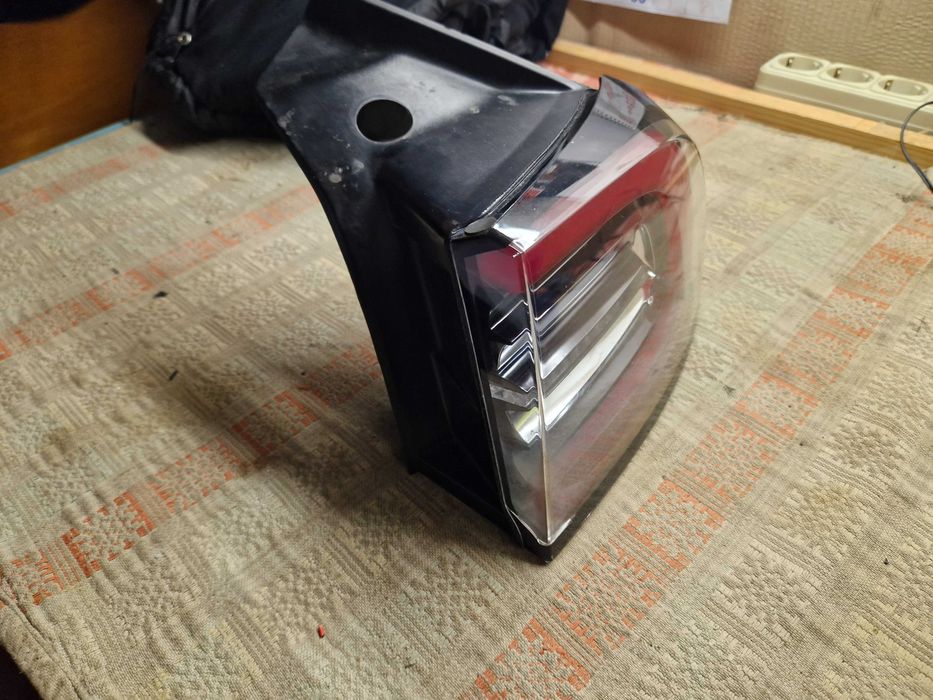 Тесла модел У задній фонарь