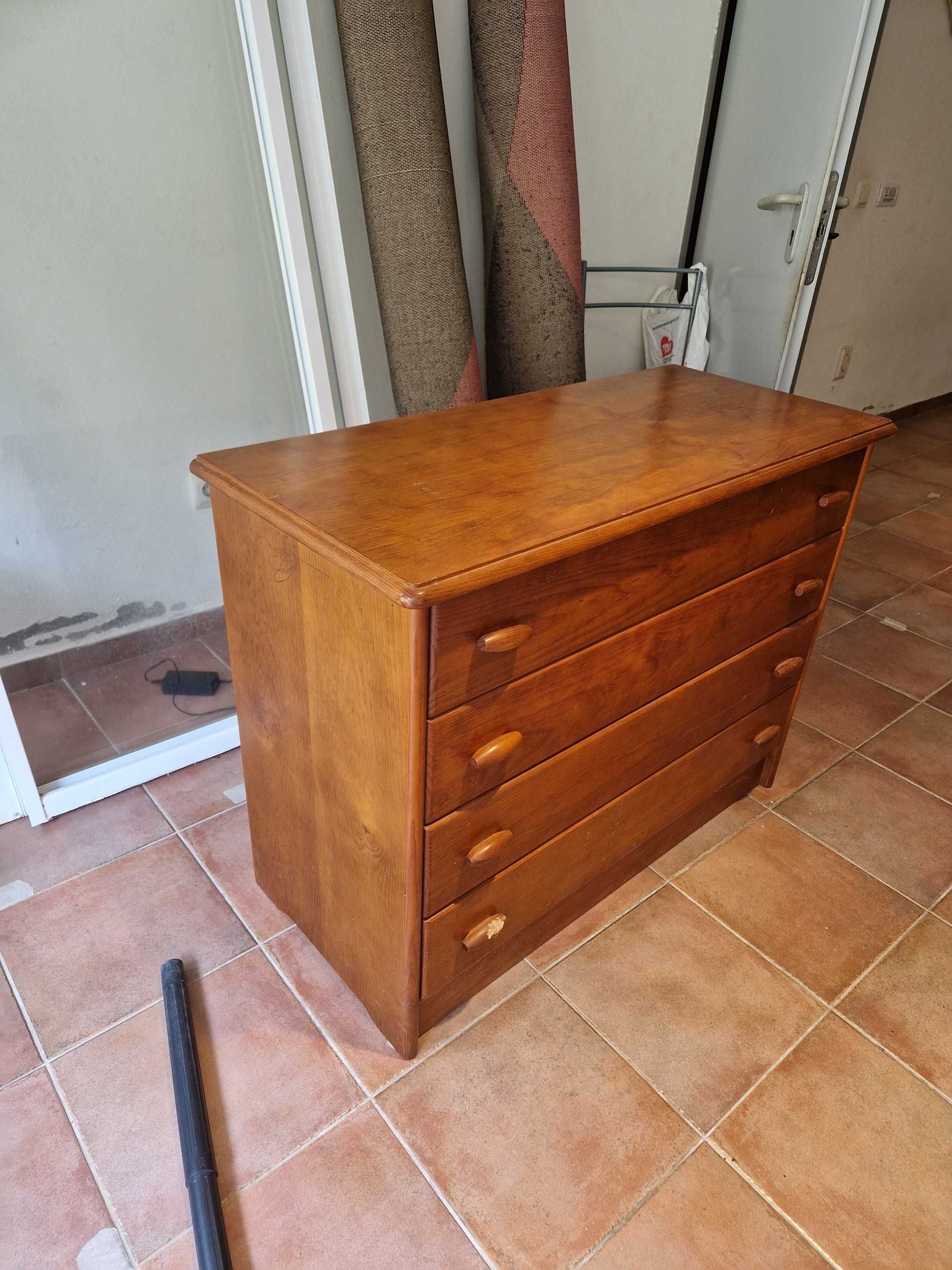 Móvel de quarto de boa madeira com 4 gavetas