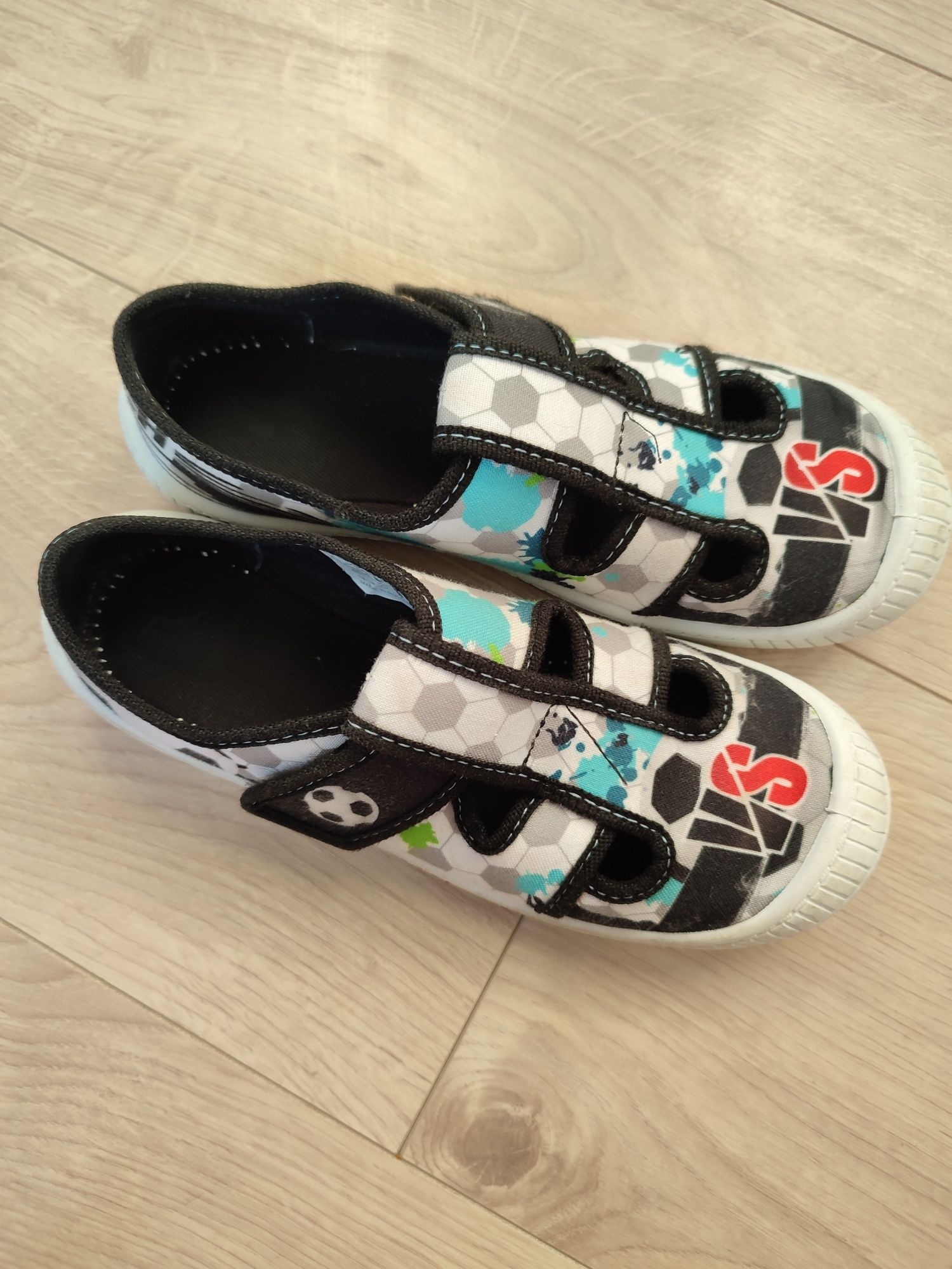 Buty na zmianę do szkoły na białej podeszwie na rzepy 35