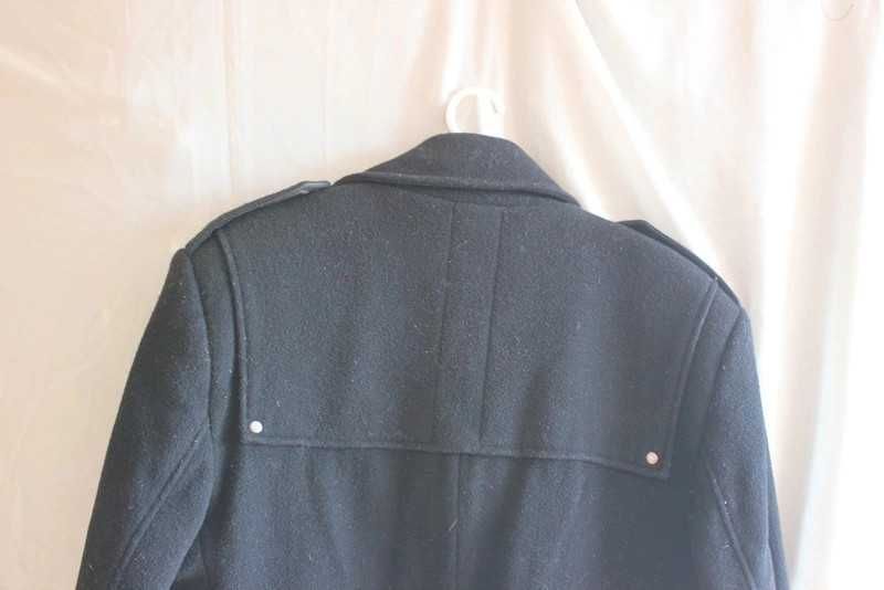 Klasyczny, elegancki czarny płaszcz jednorzędowy vintage retro