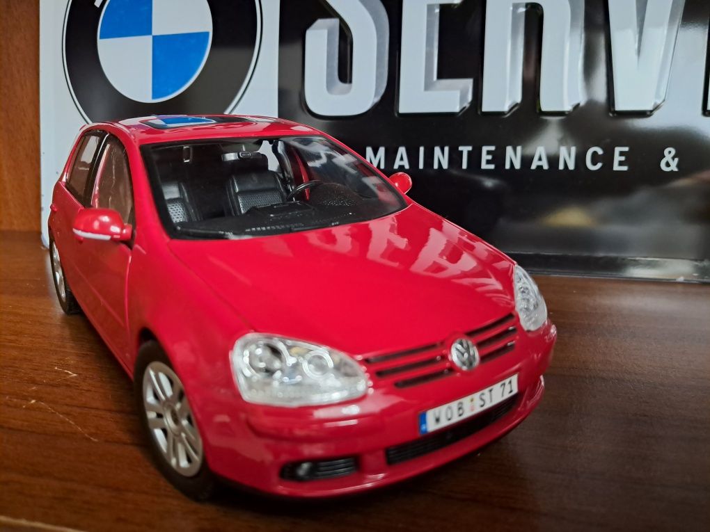 Vw Golf 5 5d  1:18 Model kolekcjonerski