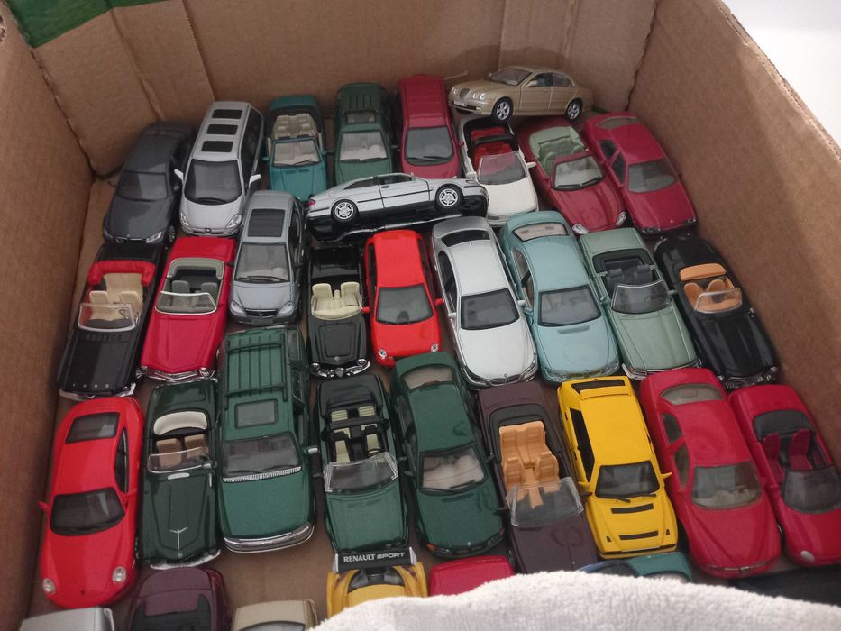 Vários carros em miniaturas de escala 1:43