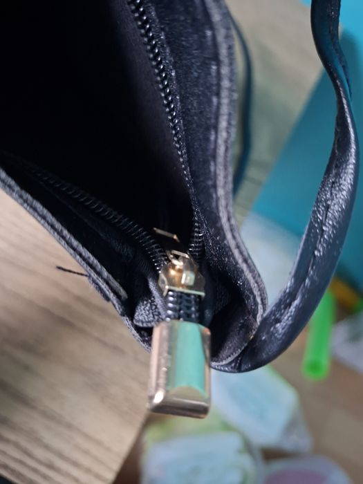 Mała czarna torebka listonoszka złote elementy