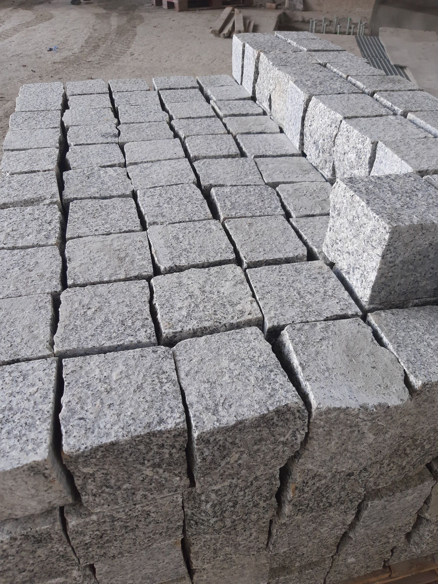 Kostka granitowa opornik palisada kamien murowwy głazy gabionu blok