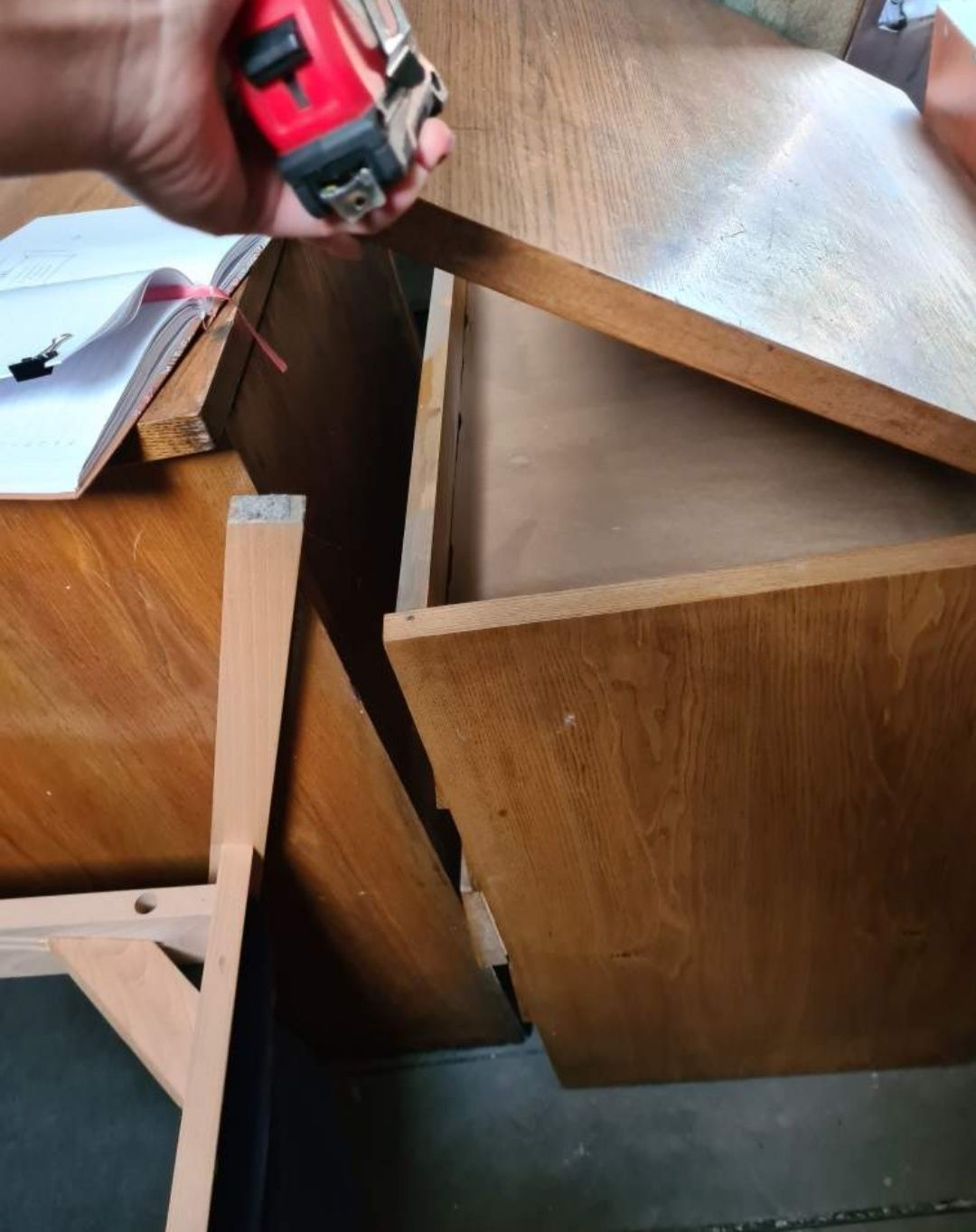 Drewniana szafka z szufladami komoda