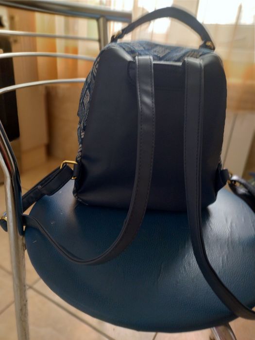 Женский рюкзак синего цвета.