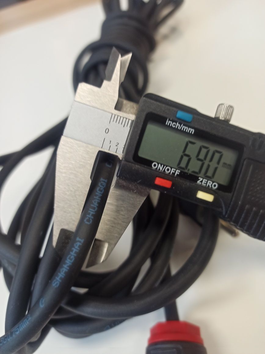 Przedłużacz, kabel z wtyczką.