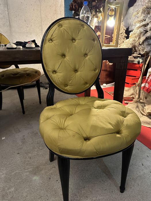 Krzesla stylizowane.