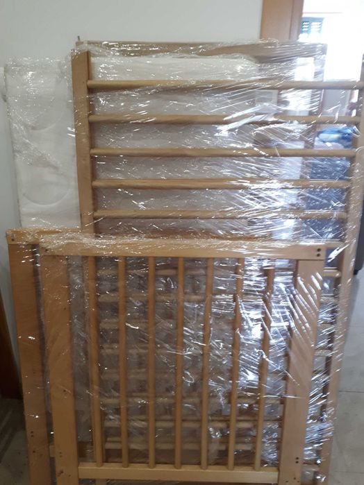Vendo um berço Ikea de cor pinho