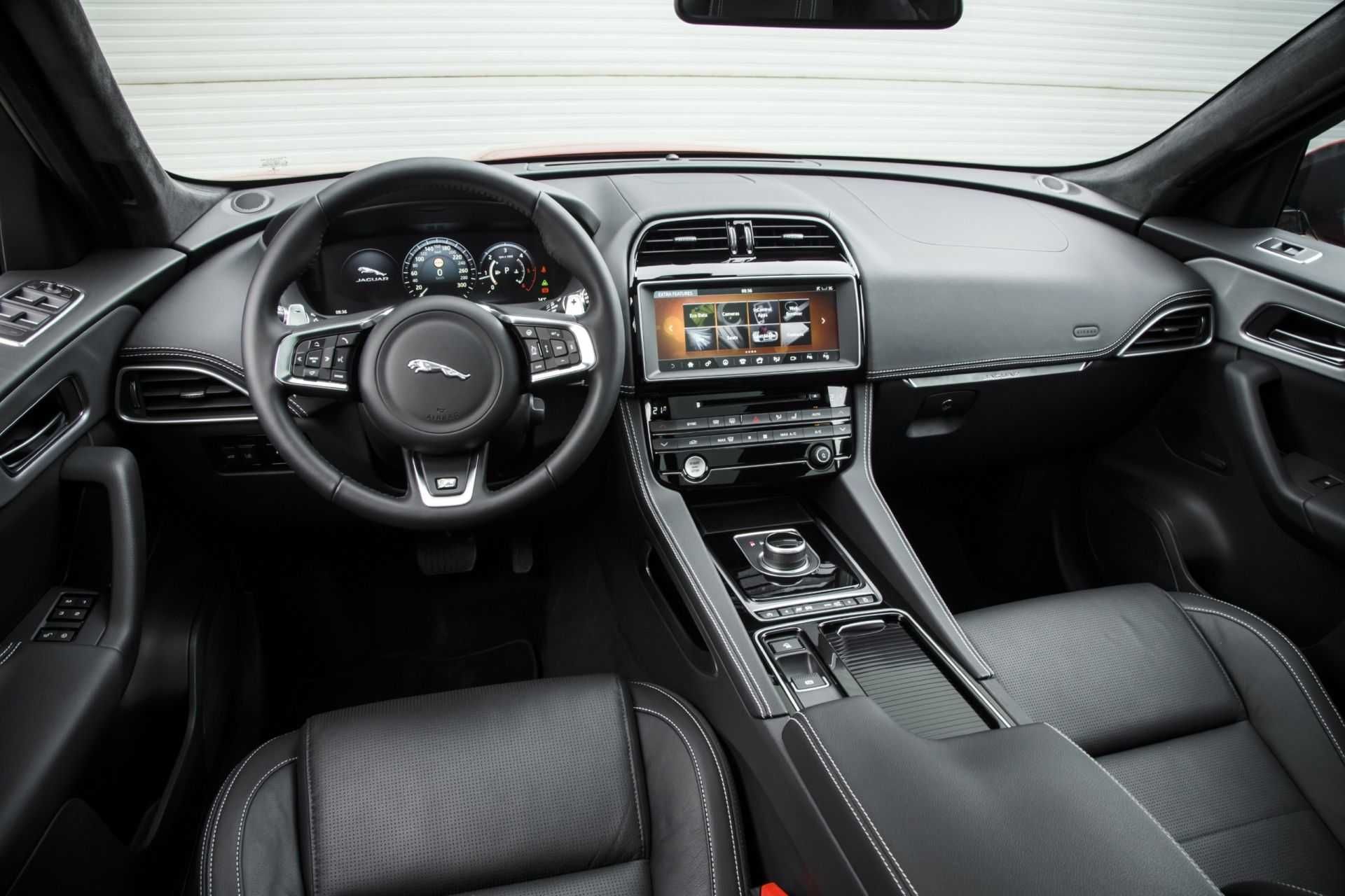 Разбирается  JAGUAR F PACE 35T R-SPORTS AWD 2017