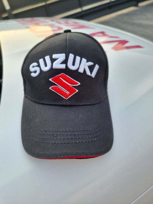 Oryginalne czapeczki z daszkiem Suzuki kolor granatowy oraz czarny