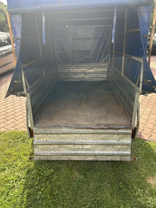 Przyczpka samochodowa z plandeka Nieviadow