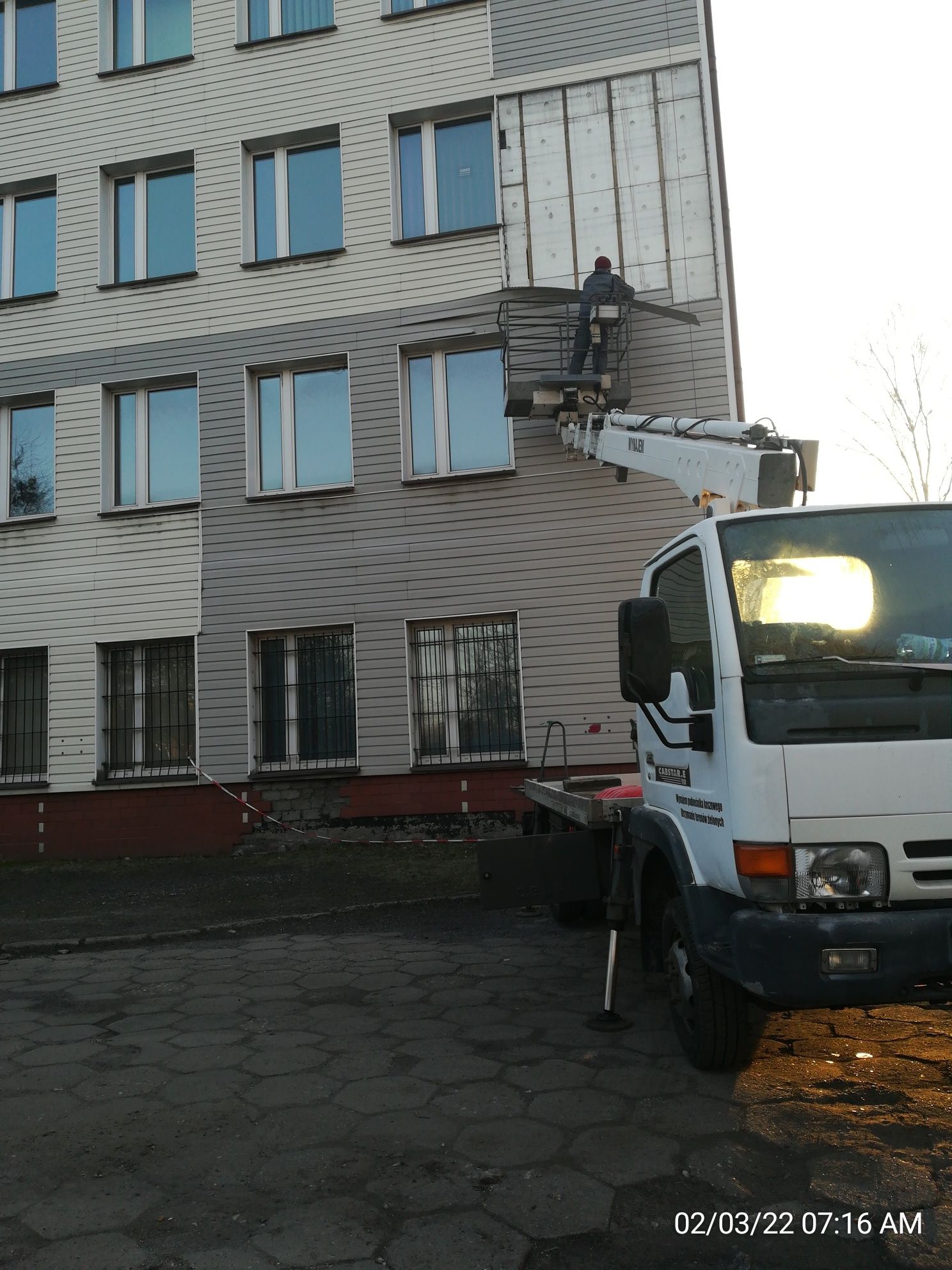 Podnośnik koszowy, zwyżka 19 metrów wynajem z operatorem.