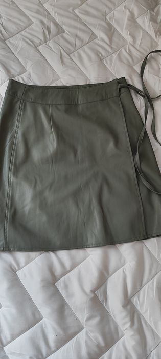 Oliwkowa spódniczka ze sztucznej skórki