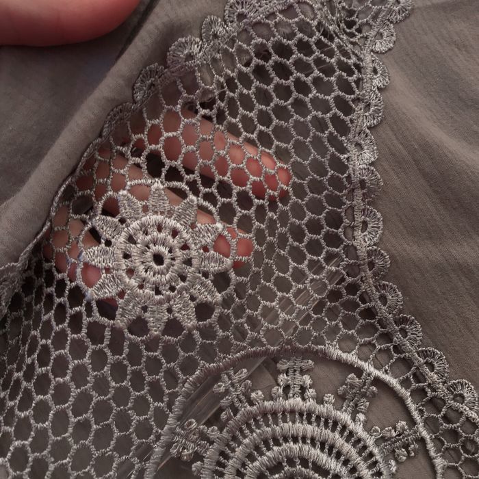 Гарненька сорочка з деталями на спинці