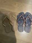 Havaianas douradas e Azuis