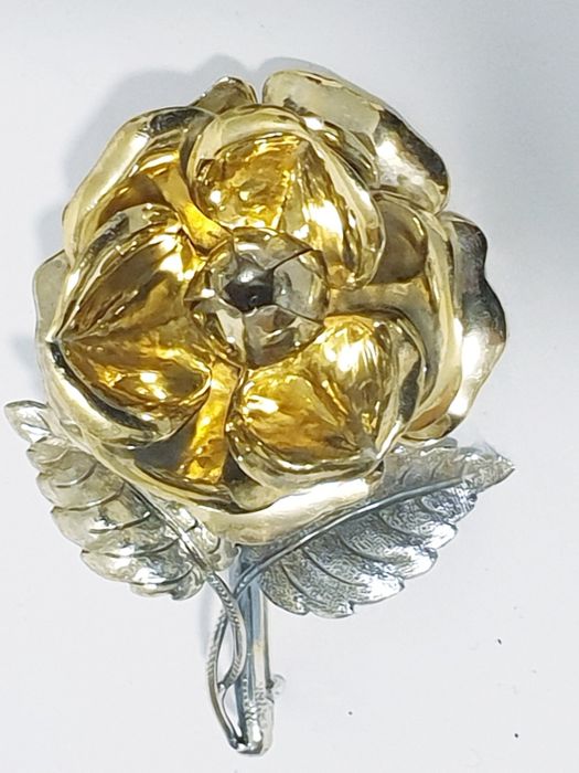 Maravilhosa antiga pregadeira com rosa em prata e prata dourada