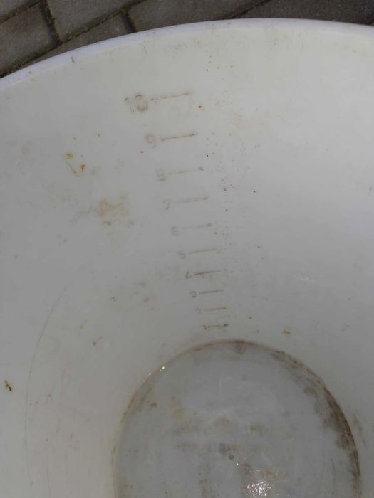 Wiadro plastikowe wiaderko białe z lejkiem dziubkiem uchwyt 10l PRL