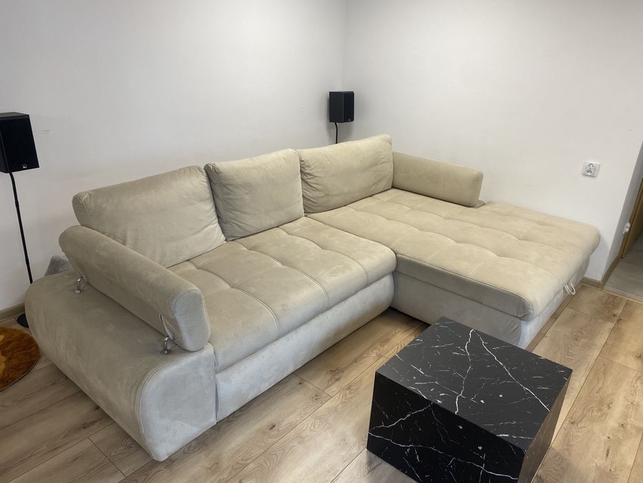 Beżowy narożnik z funkcją spania