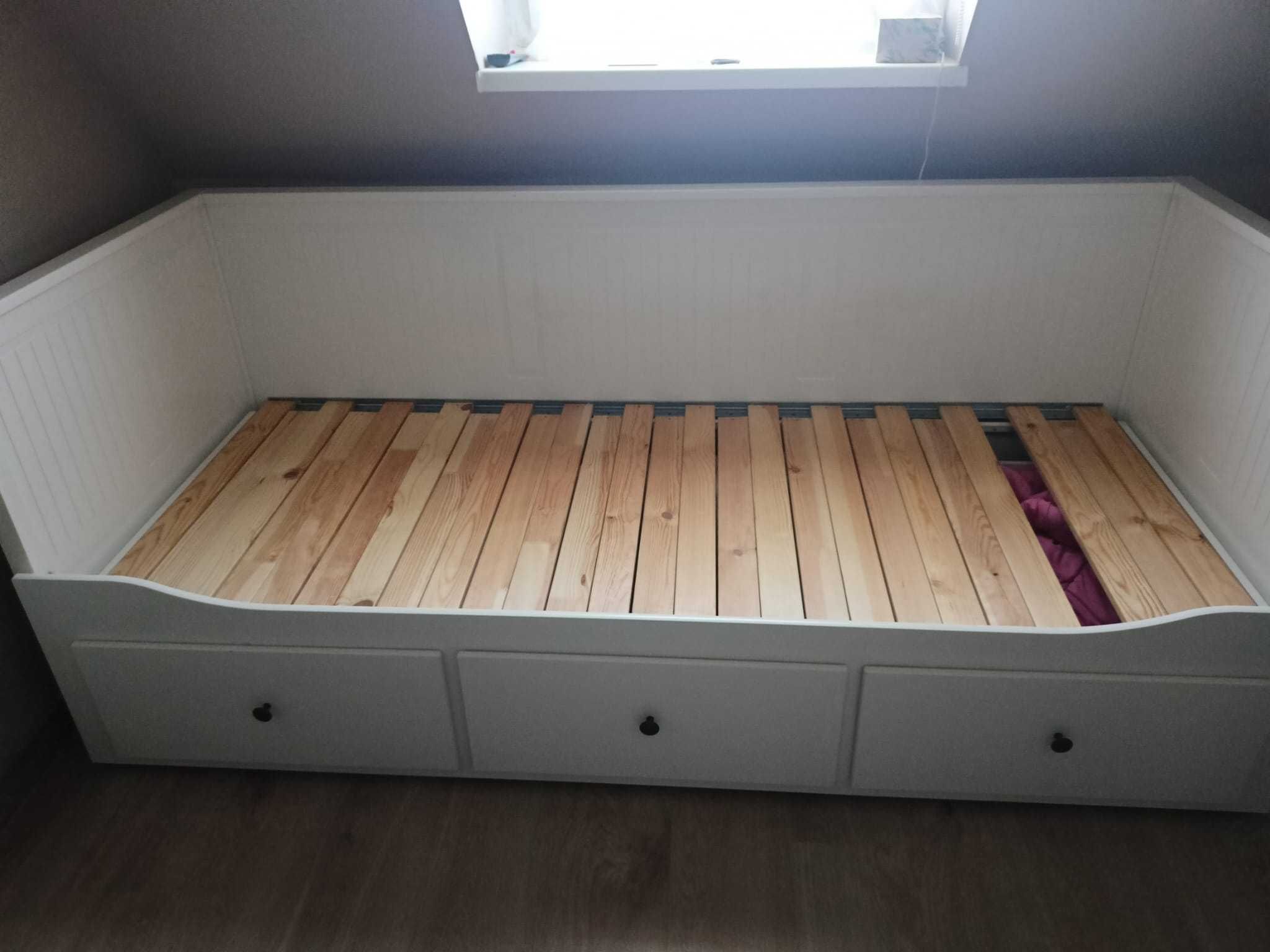 Białe łóżko z szufladami