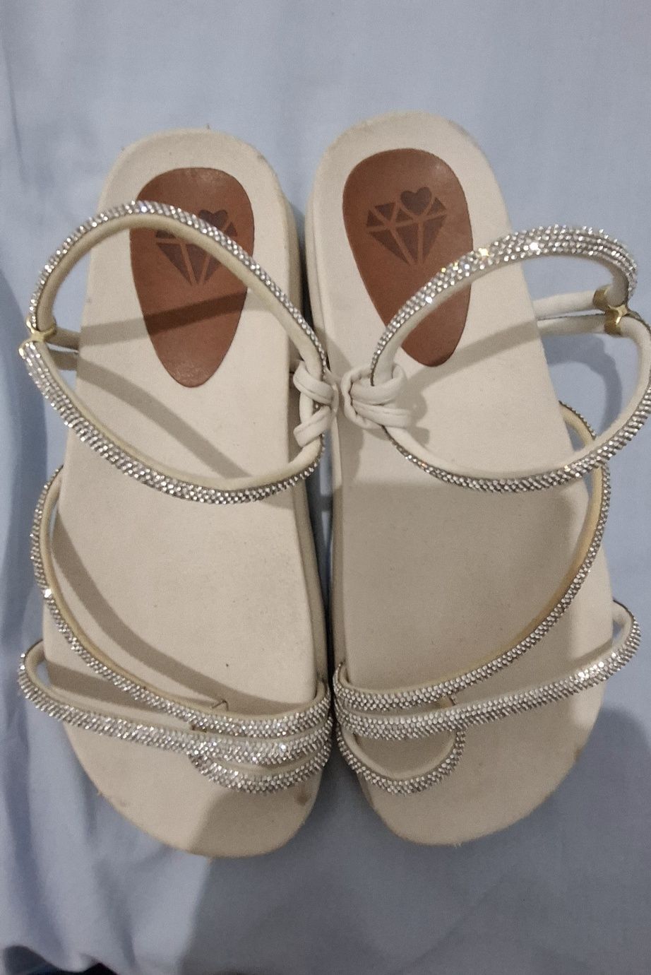 Sandalia parpete bege cm strass