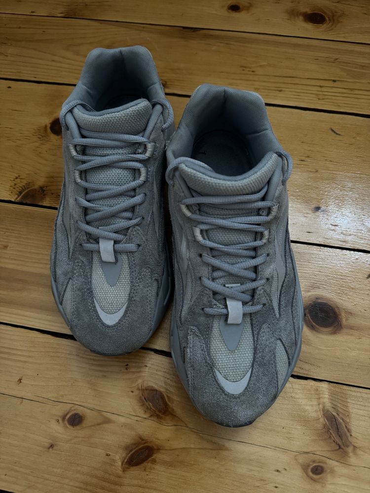 Adidas Yeezy Boost 700 V2