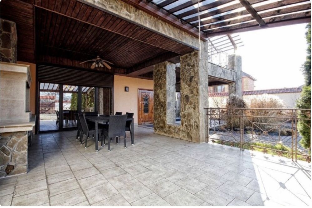 Дом на 8 сотках земли с ремонтом и бассейном на 7ст.Б.Фонтана.