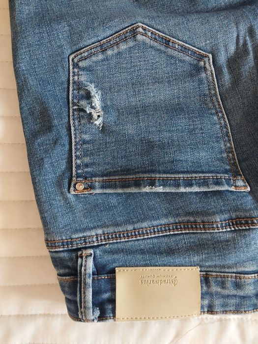 Jeansy z rozszerzanymi nogawkamiprzed kostkę  Stradivarius rozm. 42