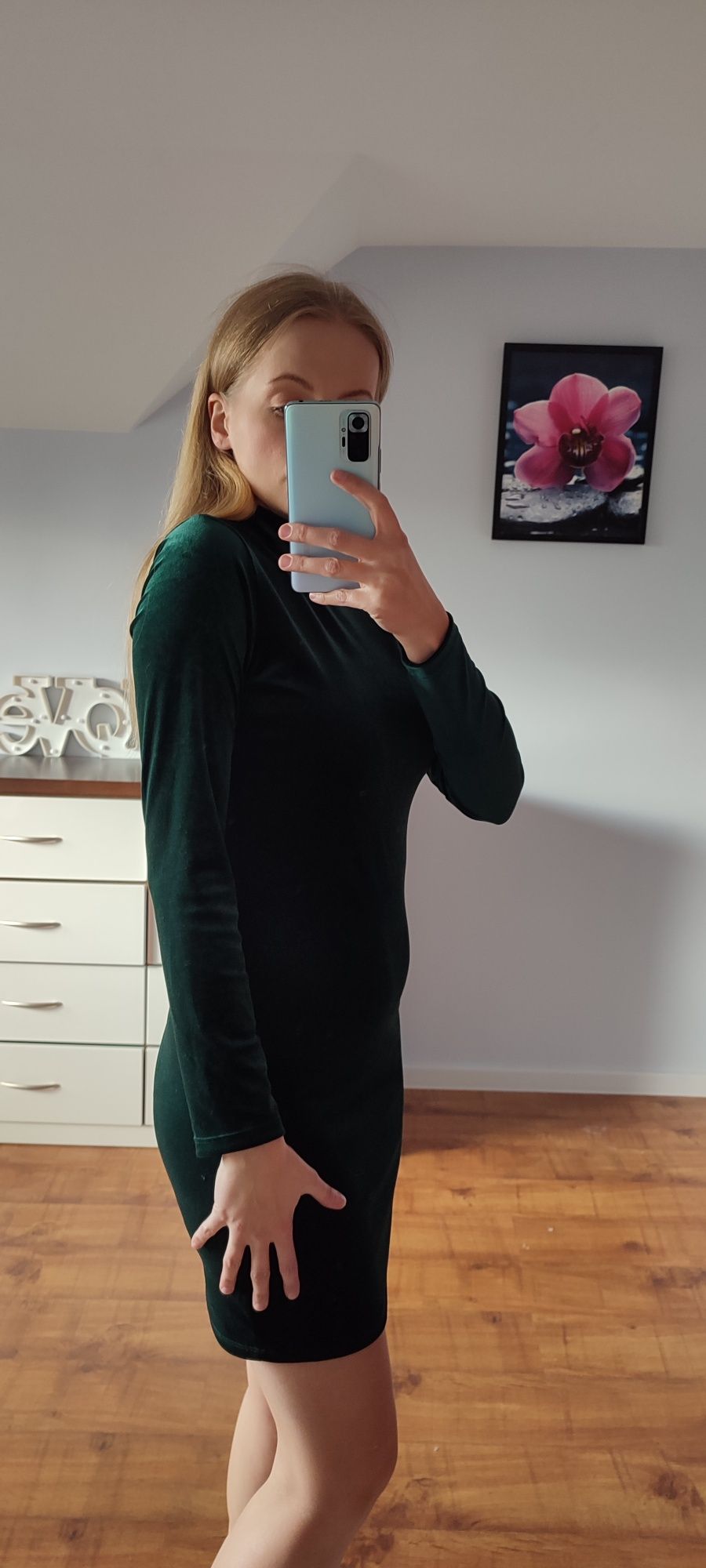 Dopasowana welurowa sukienka z półgolfikiem S