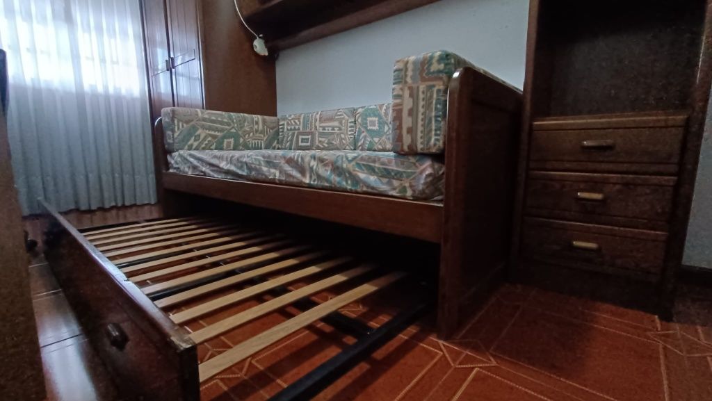 Estúdio com sofá cama armário e livreiro