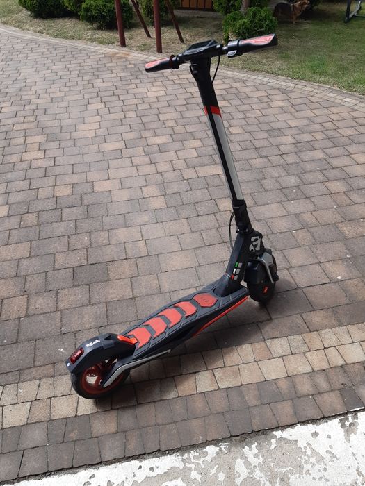 Hulajnoga elektryczna Aprilla bardzo niski przebieg stan bardzo dobry.