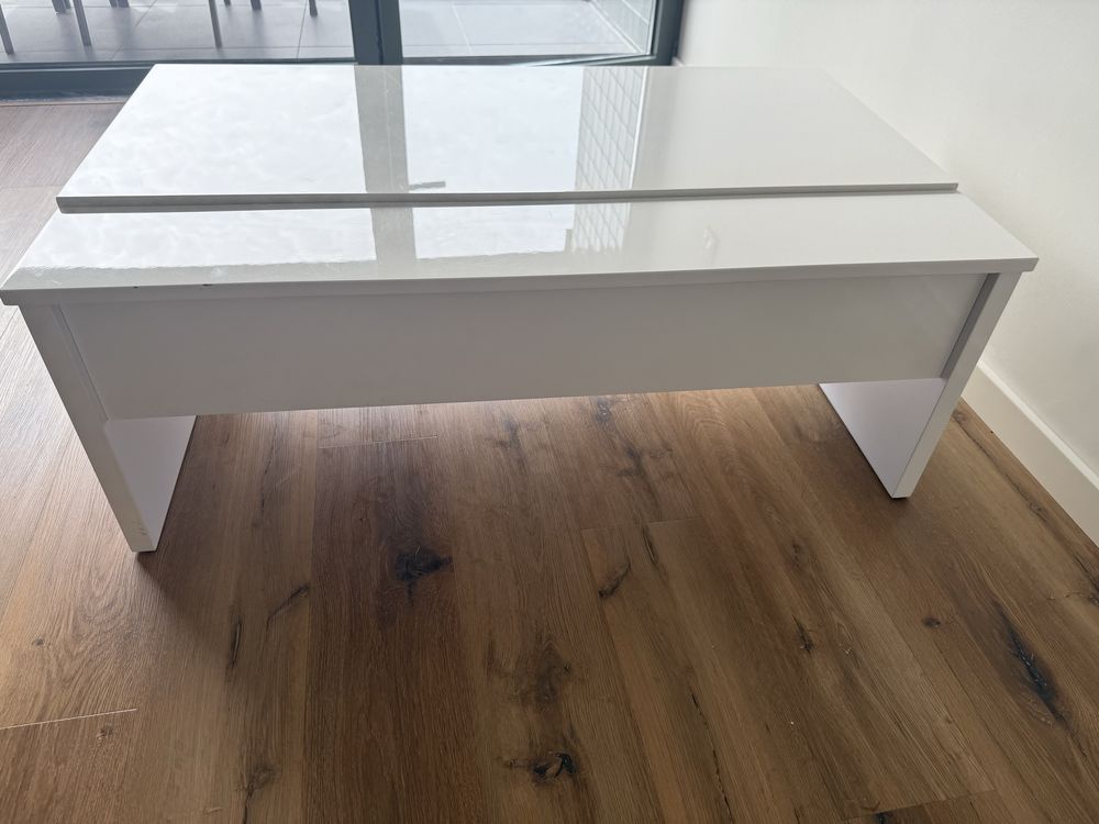 Mesa de centro branca com tampo elevatório