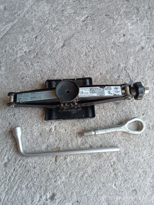 Домкрат. Ключ колесный. Мерседес