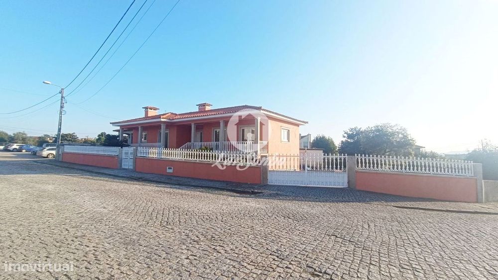Moradia T3+2 com jardim em Nine