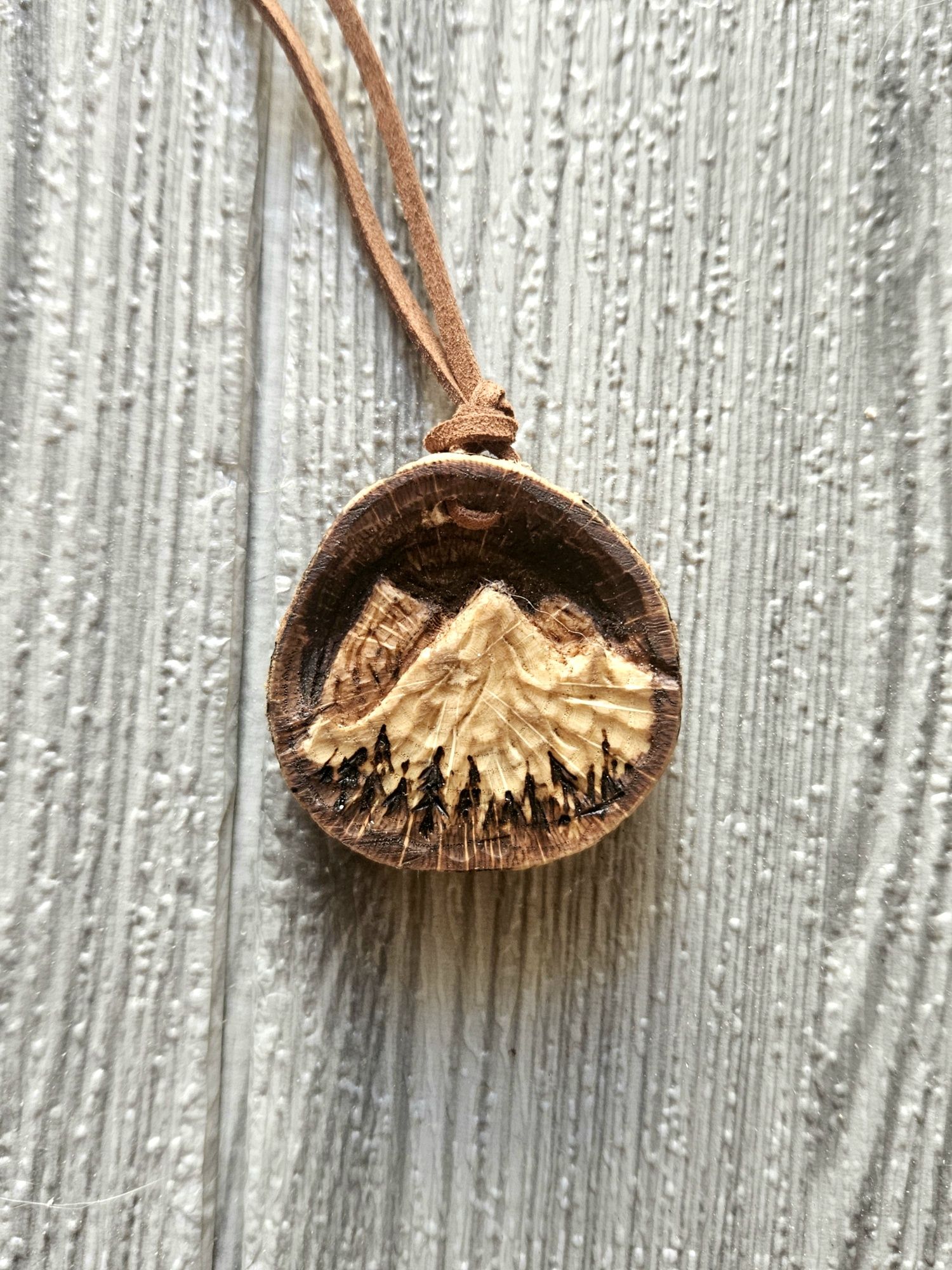 Wisiorek góry las drewniany dębowy amulet talizman eko skórzany rzemyk