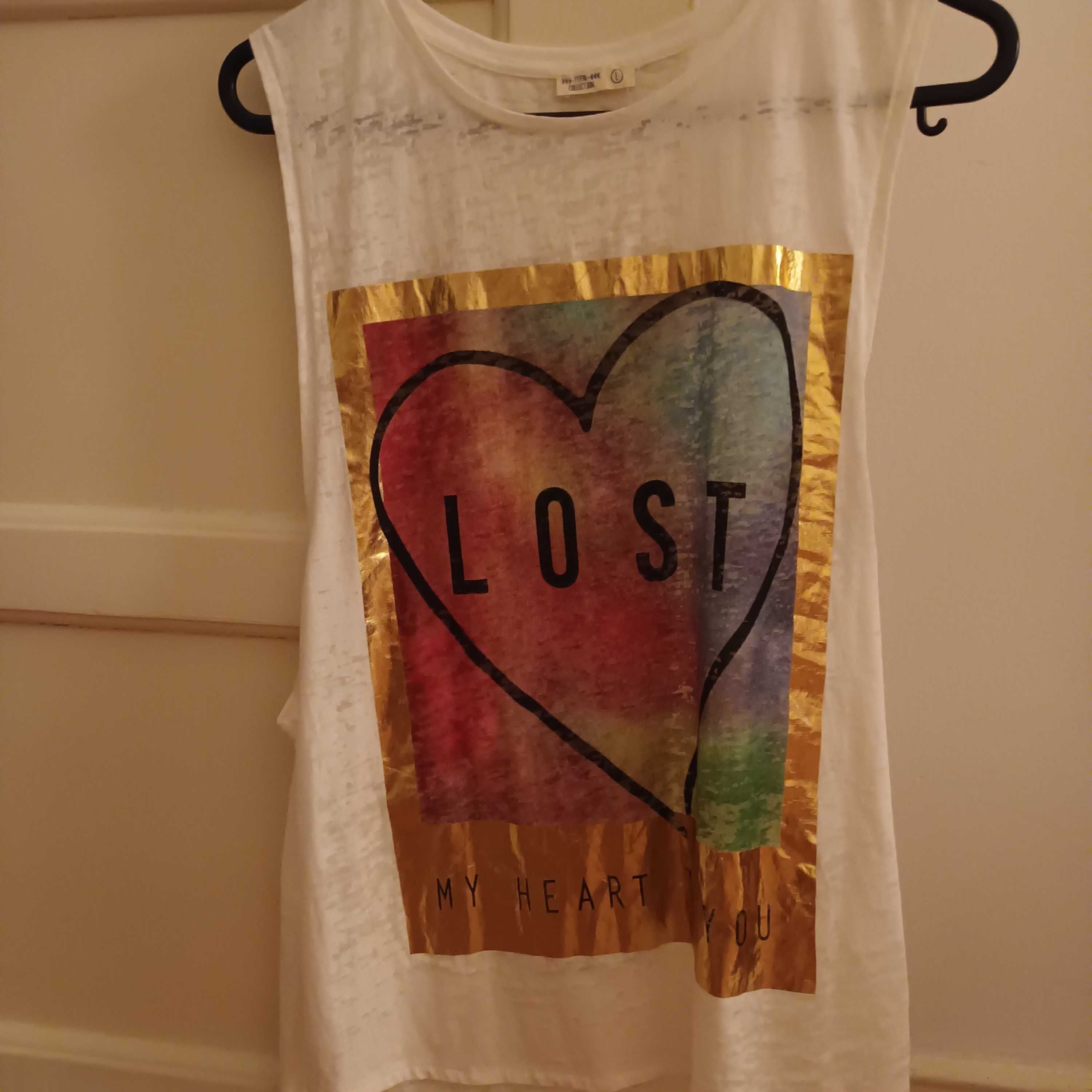 T-shirt com aberturas laterais