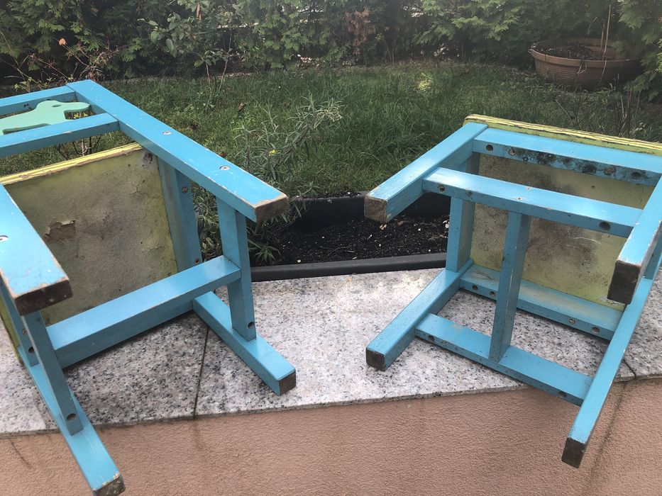 Dwa krzeselka dla dzieci